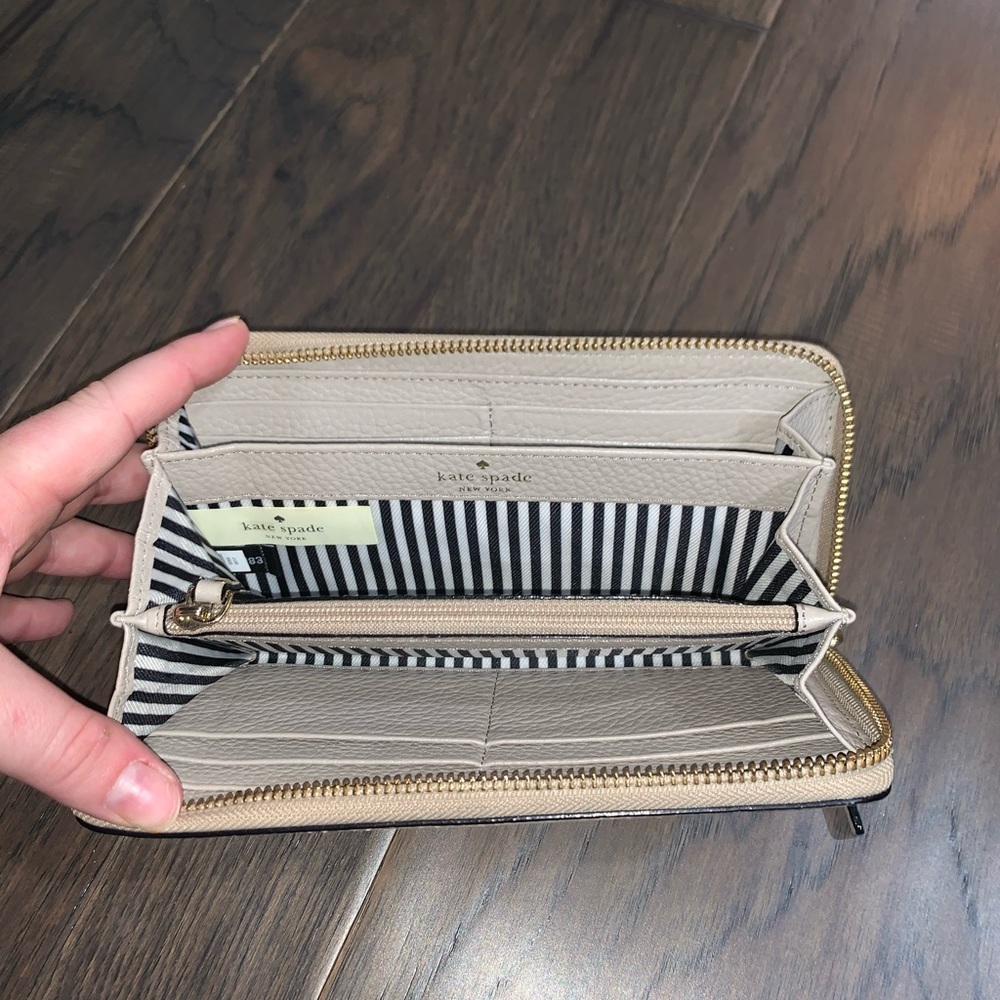 Kate Spade wallet - Picture 4 of 4